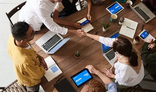 Équipe travaillant ensemble