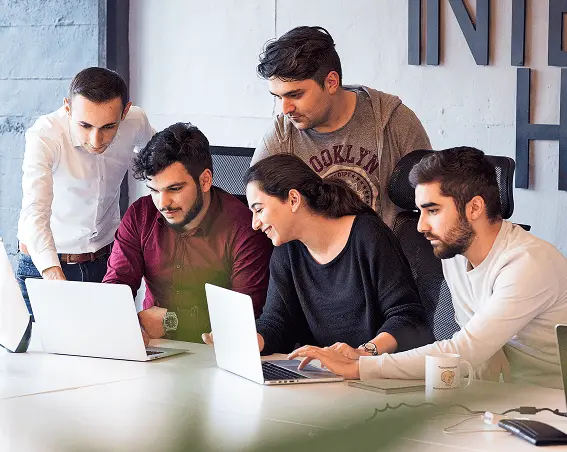 Équipe travaillant ensemble